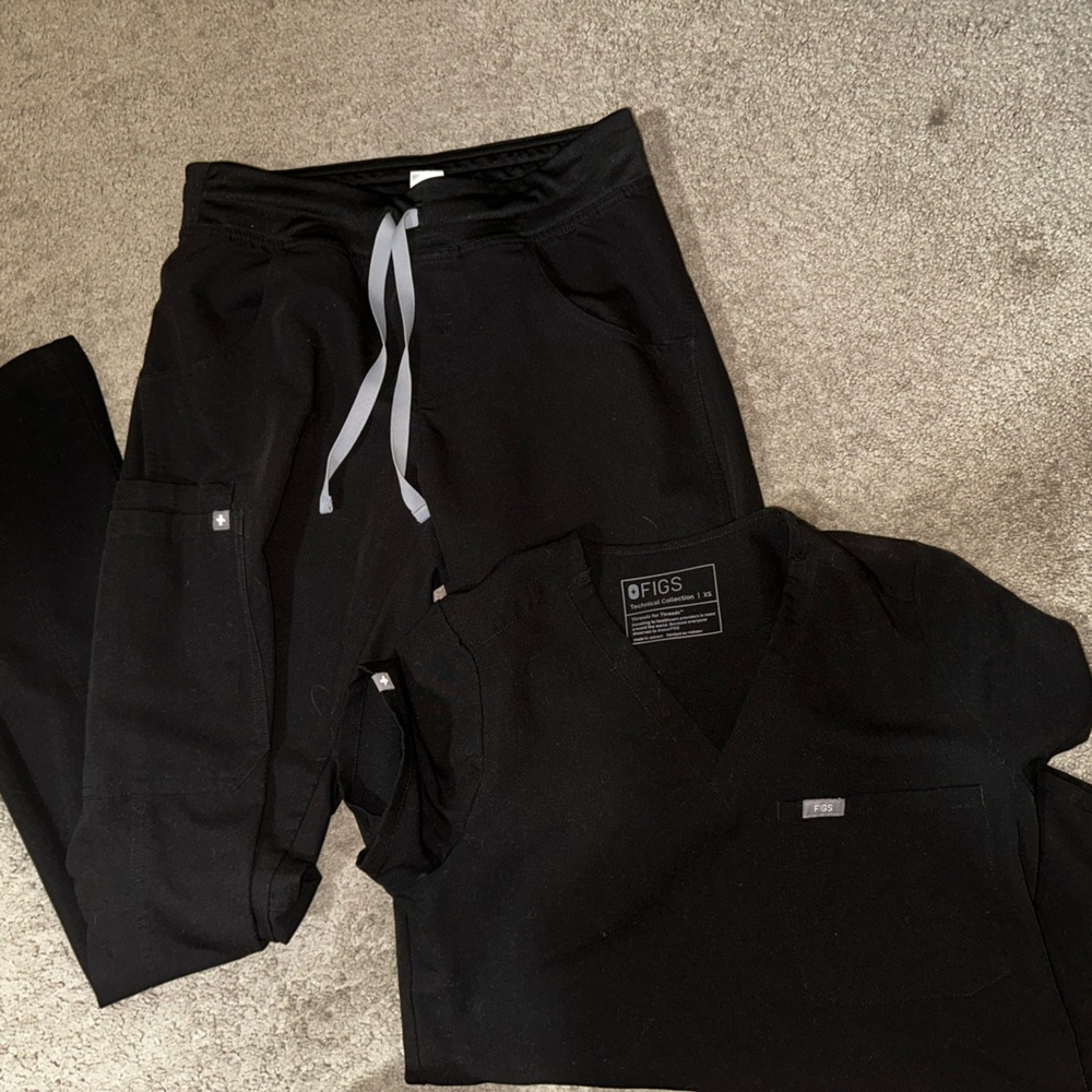Figs Black scrubs set